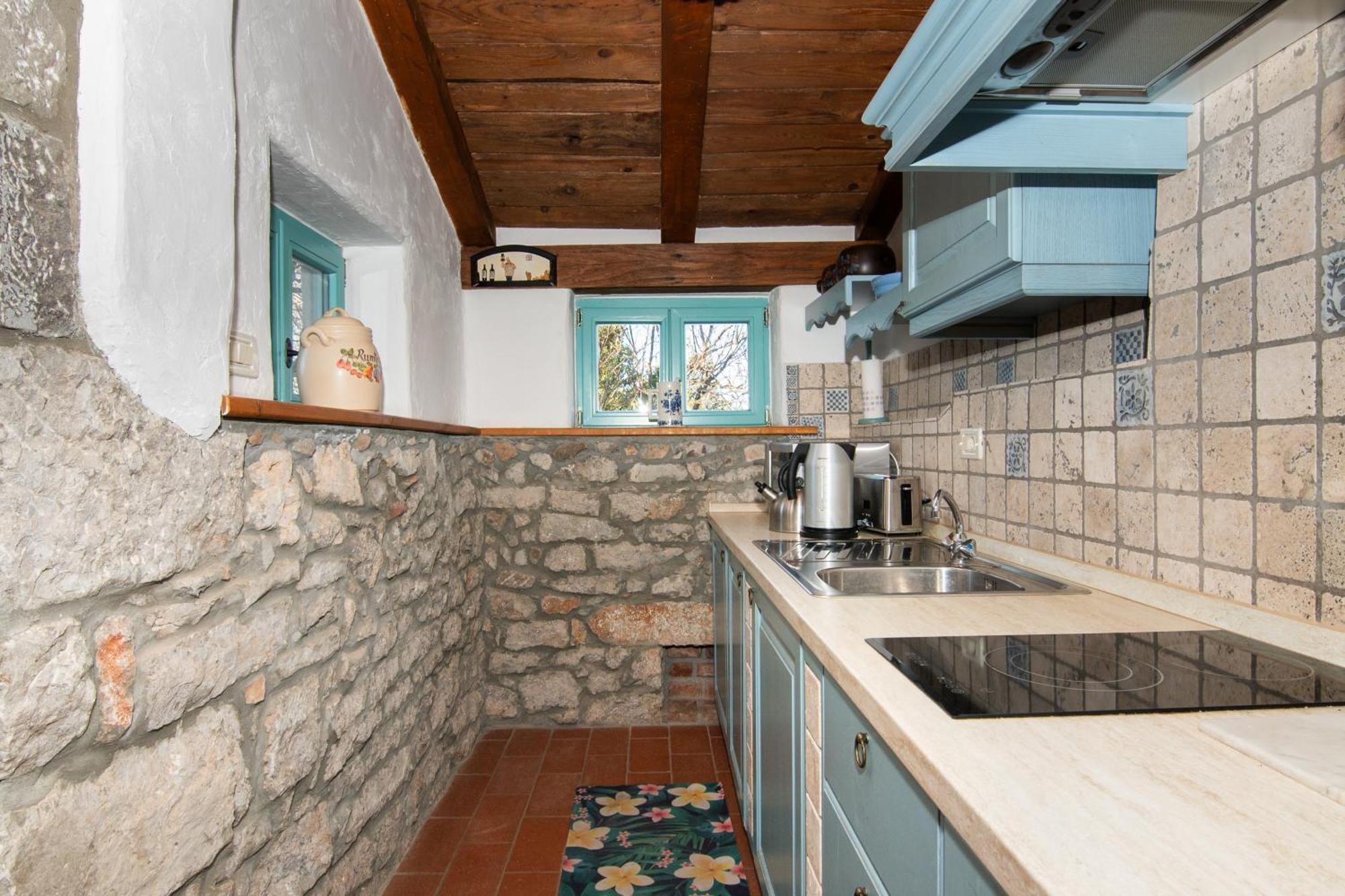 Apartments Valentinus 1800 Sezana Exterior photo